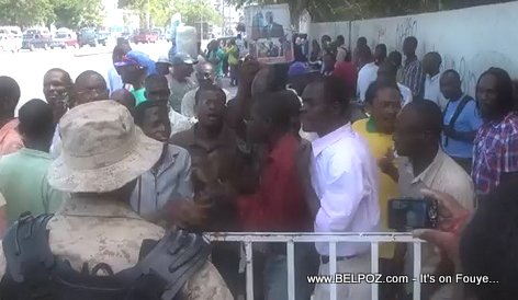 PHOTO: Haiti - Pep aliyen devan Tribunal Port-au-Prince ap tann Aristide